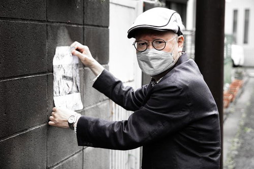 この封印は剥がしちゃいけないよ。マスクとメガネをかけた男性