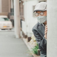 お返事まだカナ？スマートフォンをチェックする男性の写真