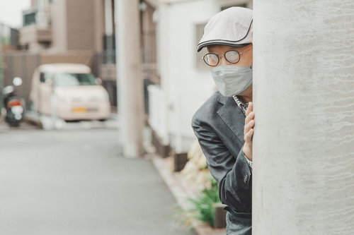 お返事まだカナ？スマートフォンをチェックする男性