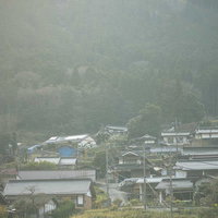 JR因美線・三浦駅から眺める霧の中の田舎町並みの写真