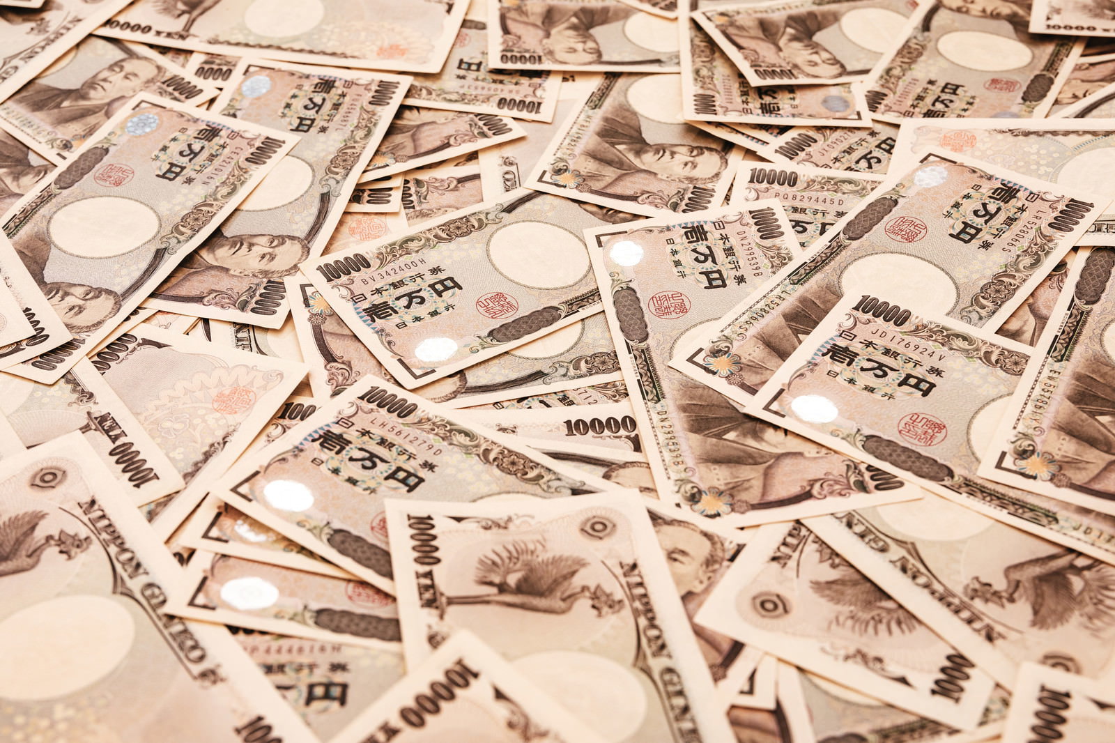 テーブルに散らばった複数の一万円札