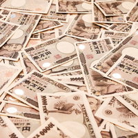 1万円札をばらまく富豪 - 散らばった紙幣と札束のの写真