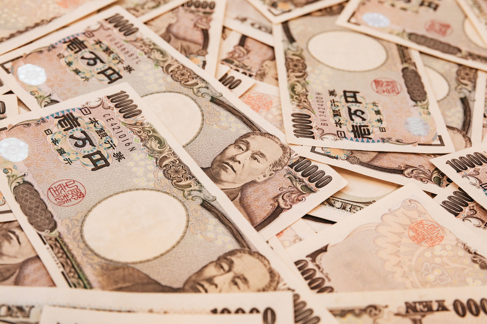 重なり合うように散らばった複数の一万円札