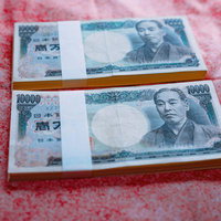 百万円の束を2本用意しました（1万円札）の写真