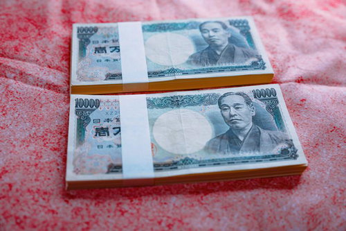 百万円の束を2本用意しました（1万円札）