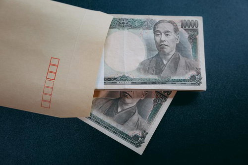 茶封筒から出てきた一万円札の札束 現金