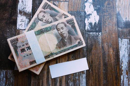 RTしてくれた方から現金をプレゼント的なやつ、一万円札を木製テーブルに並べた札束