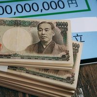 何だかすごい桁の額面が入金されている画面と札束を見せつけるアカウントの写真