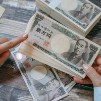 壱万円札をたんまり手にした稼いだ実感を表現するの写真
