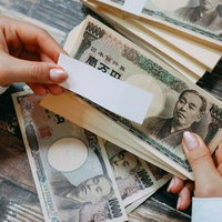 ID番号付きのお札で行われる詐欺的な金銭配布の写真
