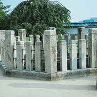 姫路城跡に残るお菊井の石碑と古井戸の写真