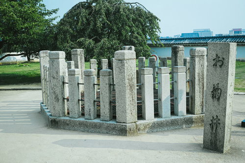 怪談で知られるお菊井の石造りの井戸と石碑