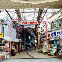 沖縄・那覇の平和通り商店街のアーケード内の商店と看板の写真