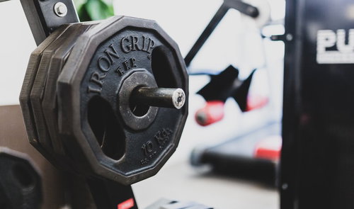 トレーニングジムの黒い重り ダンベル ウエイトプレート