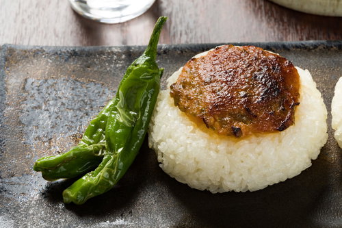 ししとうが味のアクセント！ うま味噌焼きおにぎり