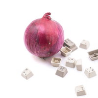 散乱したキーボードのキーと紫玉葱のセキュリティメタファーの写真