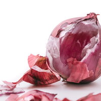 表皮を剥かれてボロボロになった紫玉葱の食材の写真