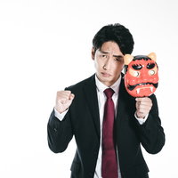 鬼役になった会社員のファイティングポーズの写真