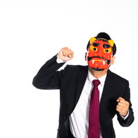 黒いスーツの鬼役男性社員がファイティングポーズの写真