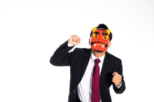 黒いスーツの鬼役男性社員がファイティングポーズ