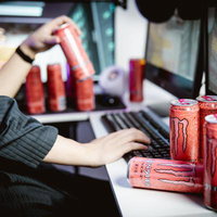 危ないデカせぎ、スマートフォンに表示された2500万円の入金額の写真