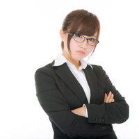 参観日に気合の入った保護者がきた、スーツ姿でメガネをかけた女性の写真