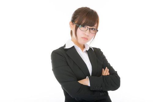 参観日に気合の入った保護者がきた、スーツ姿でメガネをかけた女性