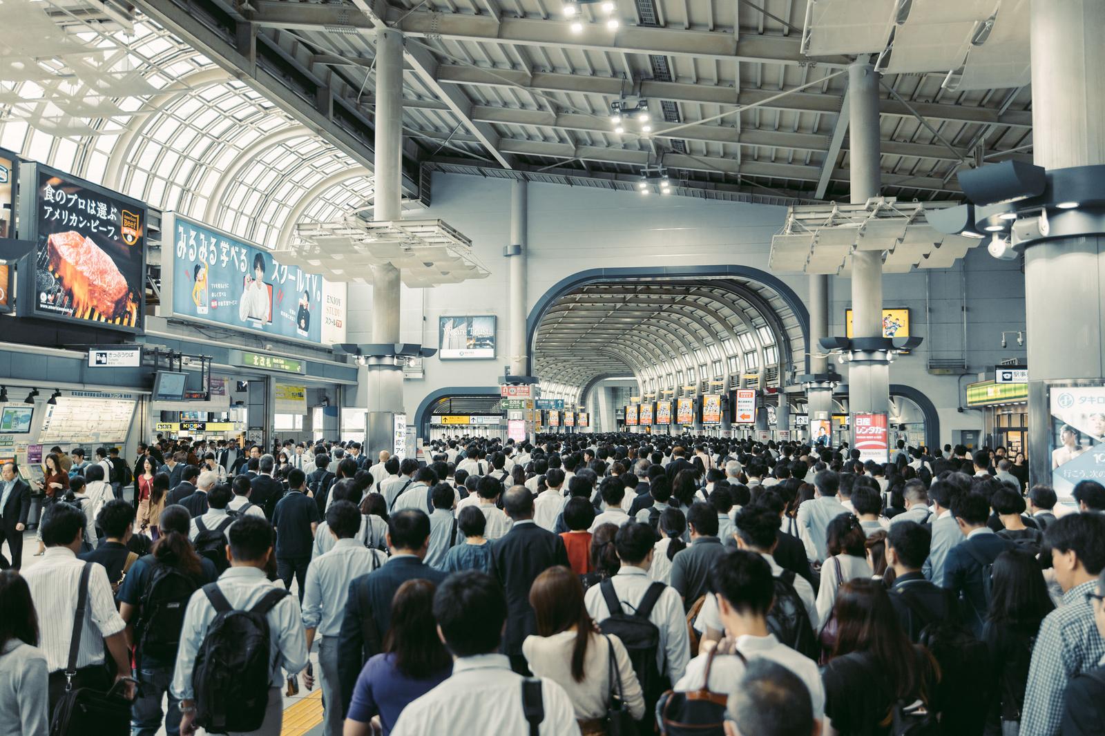 2本の缶飲料を掲げて乾杯する2人の手元