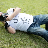 芝の中は立入禁止なので寝て入る正義マンの写真