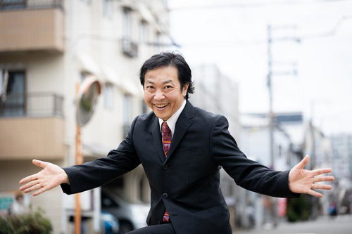 彼氏に手を振ったら、その向こうのオジサンが満面の笑顔だった