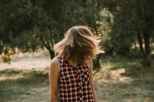 森の中を彷徨う女性