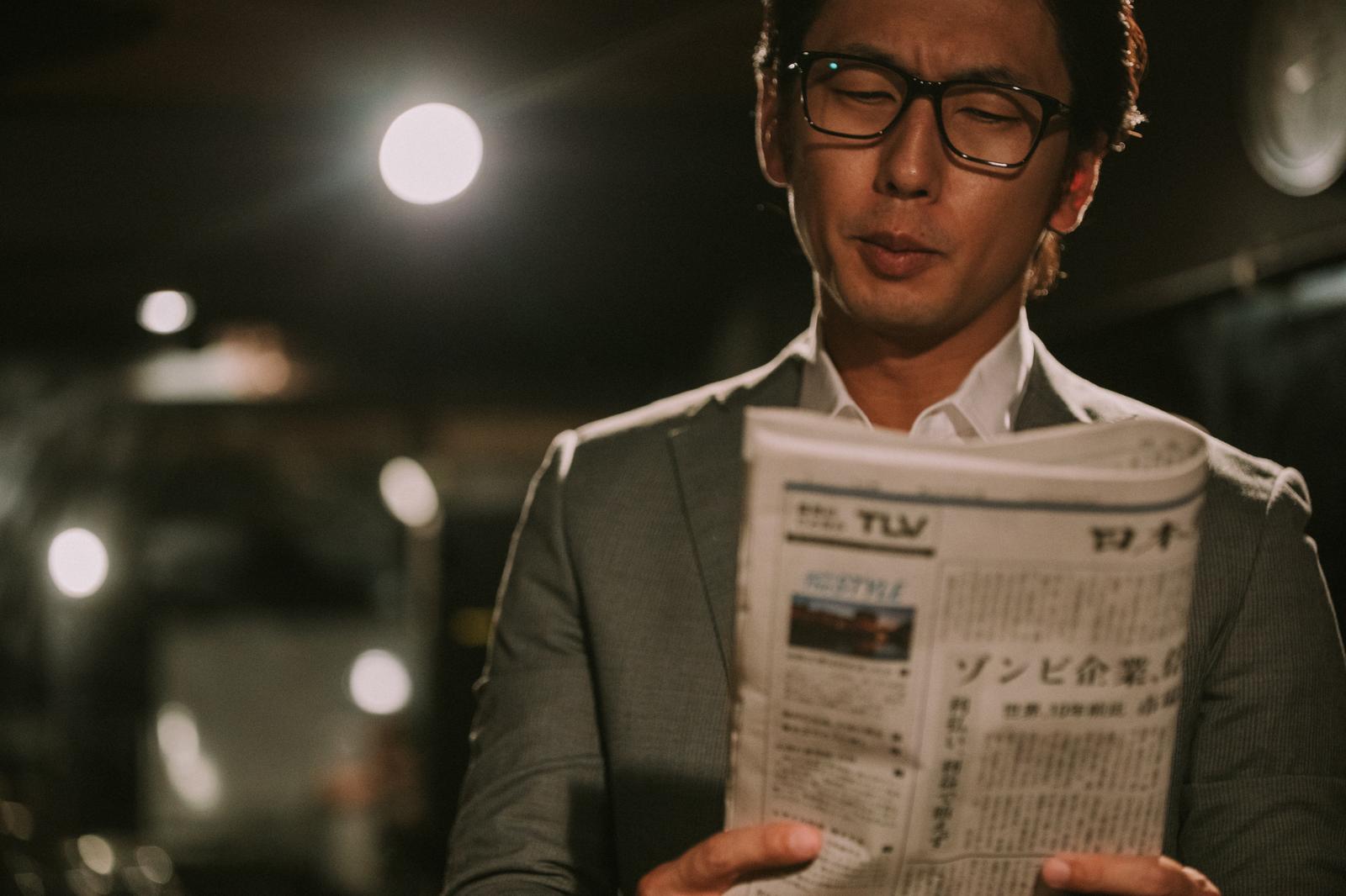 古い廊下で石畳の上に伏せて眠る茶トラの猫［モデル：大川竜弥］