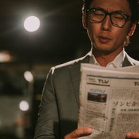 吾輩は寝るである〜古い建物の廊下で昼寝する猫の写真