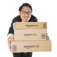 結婚してください！とAmazonの段ボール箱を抱える男性の写真