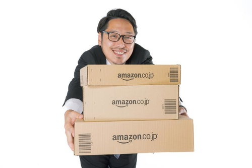 結婚してください！とAmazonの段ボール箱を抱える男性