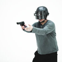 ボロコップ風コスプレでハンドガンを構える男性の写真