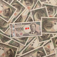 新旧交代しても効果（硬貨）無し 渋沢栄一の一万円札と旧紙幣の写真