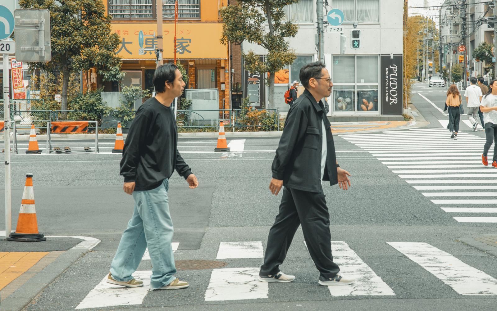 横断歩道を渡る2人の男性［モデル：大川竜弥 ゆうせい］