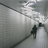 異変ナシ！進め！清澄白河駅の地下通路を歩む人物の写真