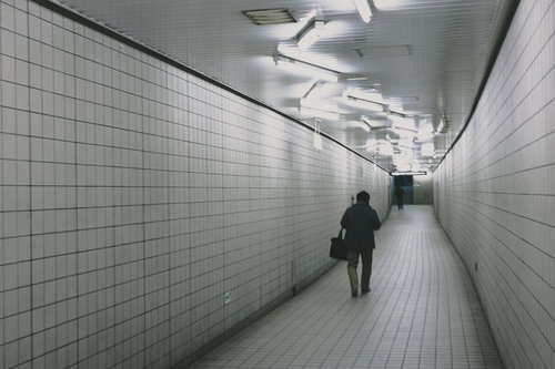 異変ナシ！進め！清澄白河駅の地下通路を歩む人物