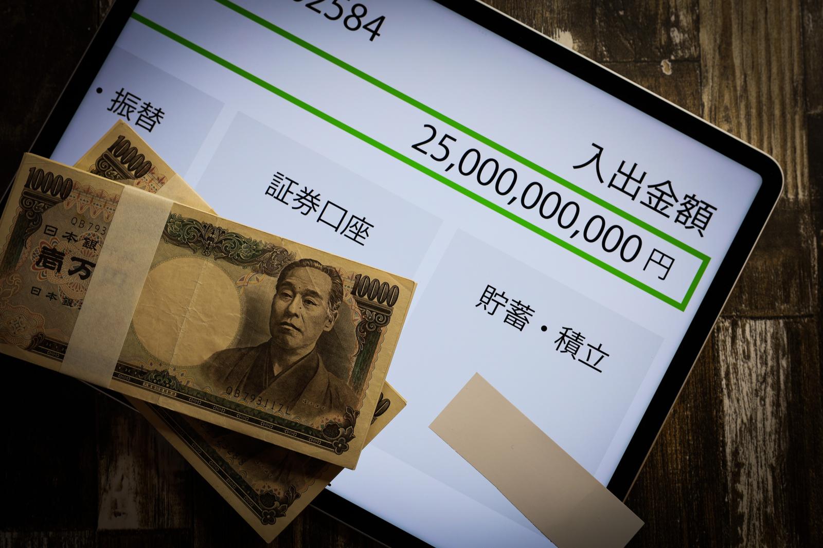 白いトレリスに咲く赤ピンク色のクライミングローズ（コクテール）の花