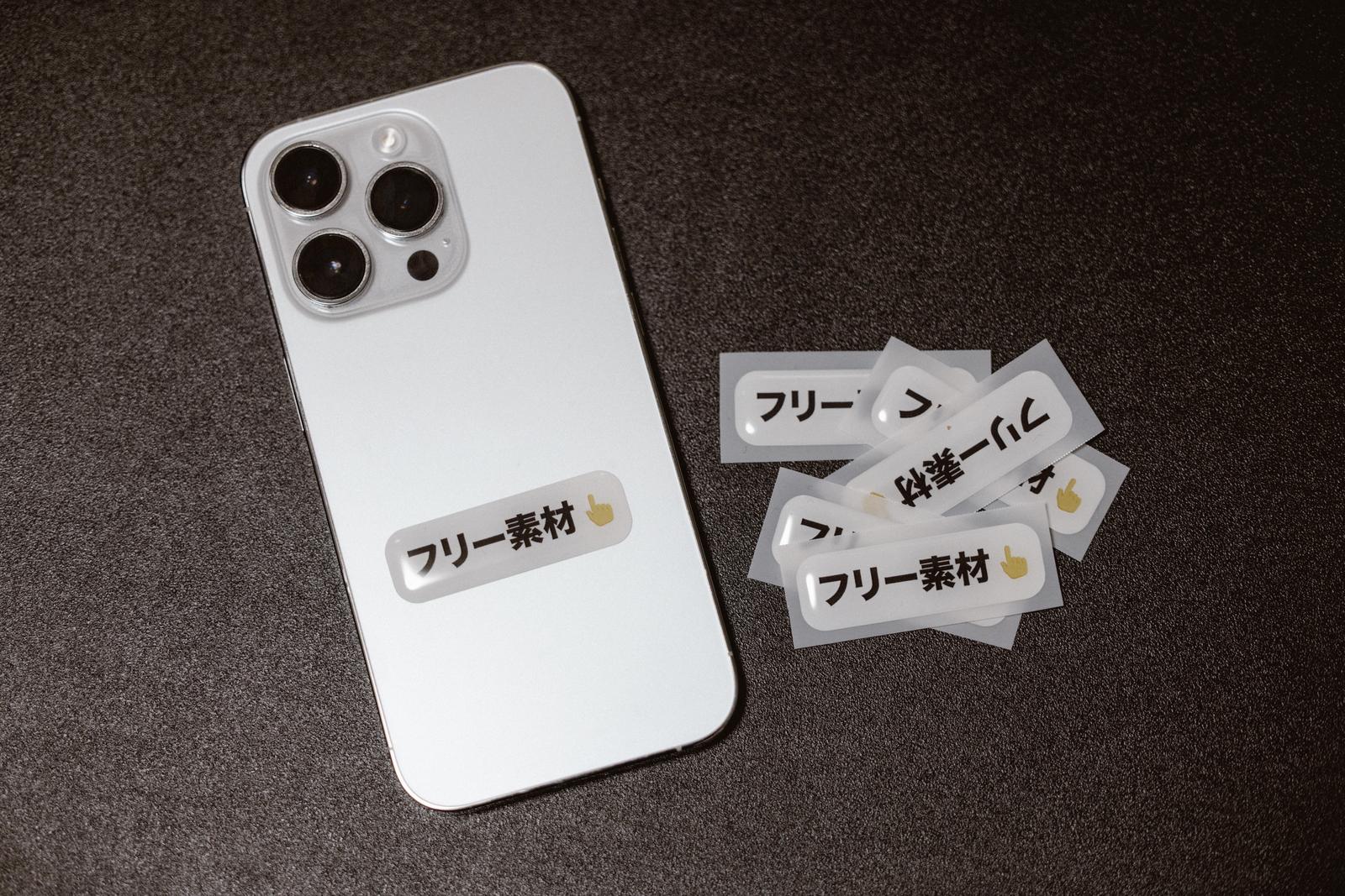 プチプチ包装を見て驚く表情の男性がソファーに座っている