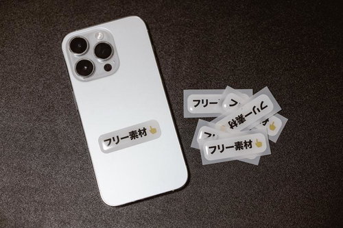 プチプチ包装で驚く男性