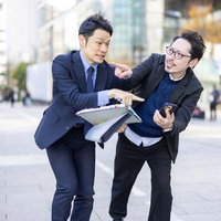 課長今交錯|街中を急ぎ足で移動する男性社員の写真