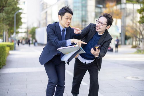 課長今交錯|街中を急ぎ足で移動する男性社員