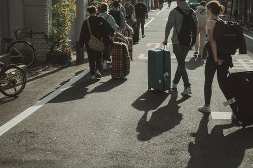 行けたら行くと言った奴が全員来た観光客の行列