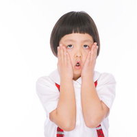 パパがイケメンに見える方法、アッチョンブリケで驚く女の子の写真
