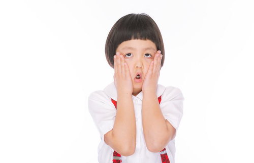 パパがイケメンに見える方法、アッチョンブリケで驚く女の子