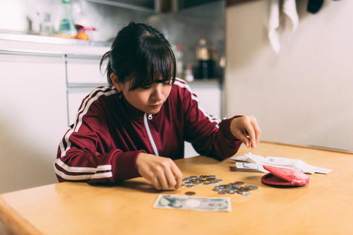 ATMの中の人になって小銭を数える女性