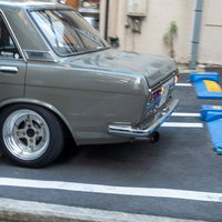 コインパーキングに停まった旧車の写真